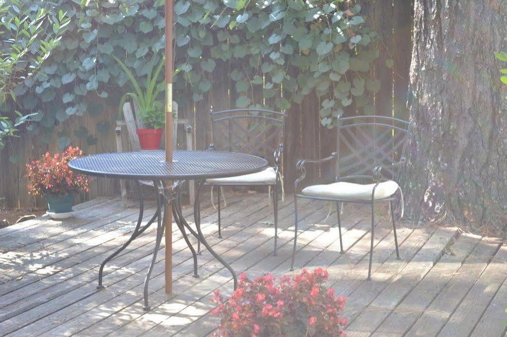 ミドルタウン Backyard Garden Oasis Bed & Breakfast エクステリア 写真